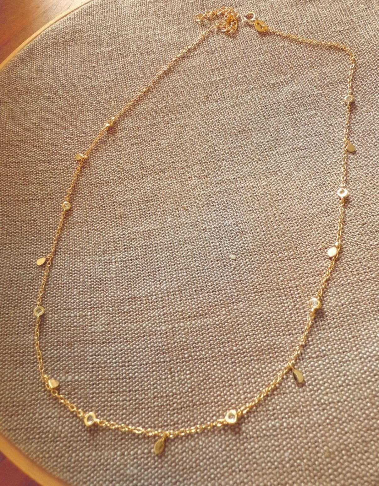 PRE ORDEN Collar en Plata con Multidijes y Brillo con Baño de Oro 18K