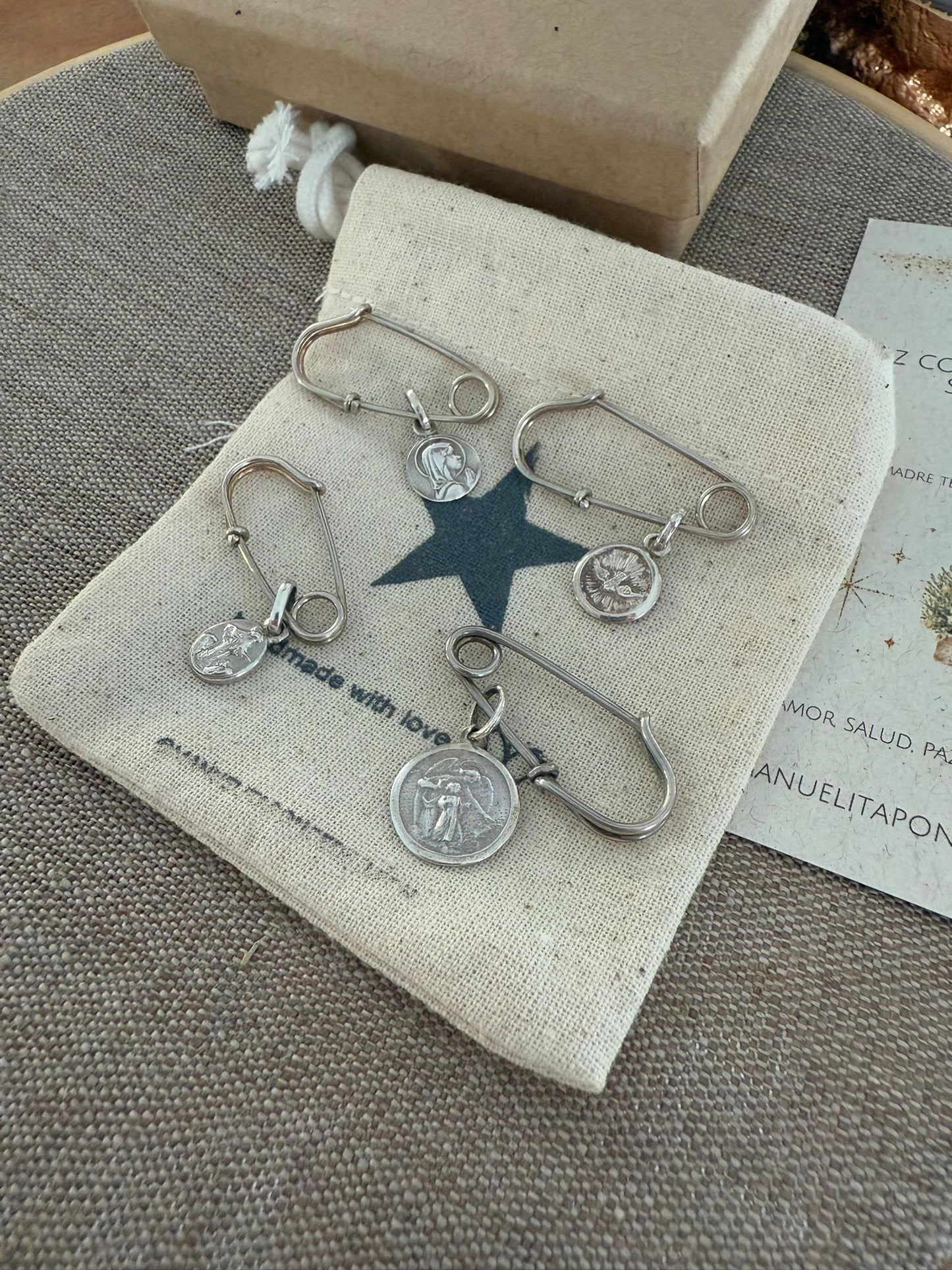 PRE ORDEN Baby Pins en Plata .925 Medalla a Elección