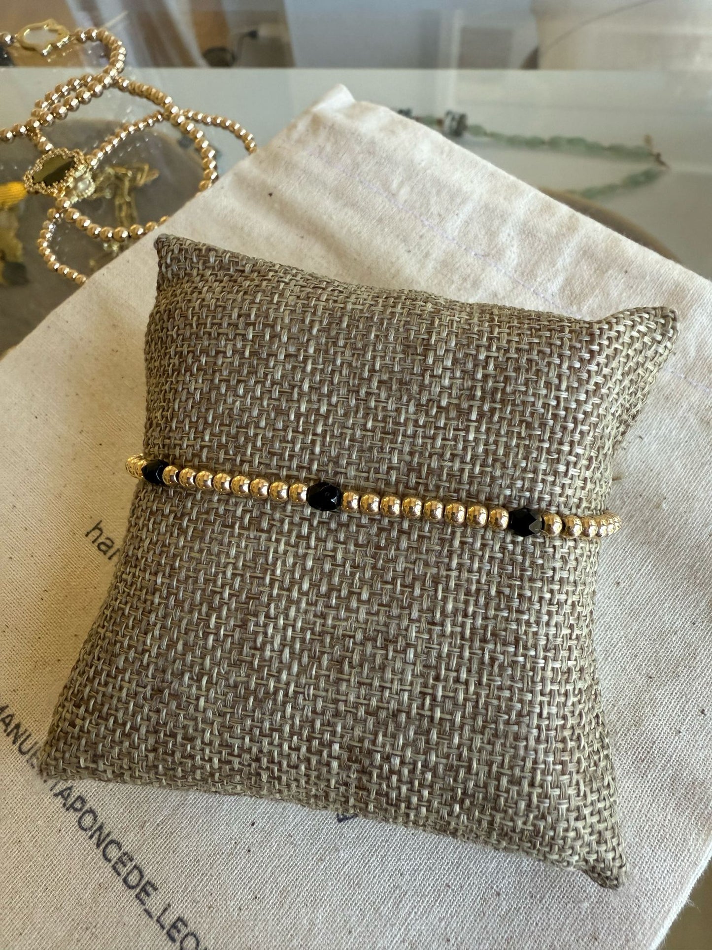 PRE ORDEN Pulsera en Balines Goldfilled y Piedra en Negro