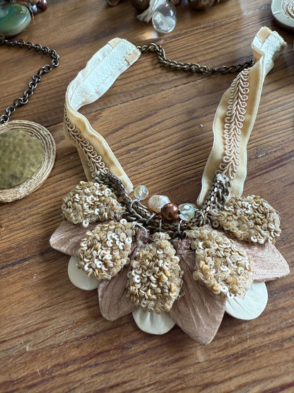 Collares Hechos a Mano con Distintas Texturas que Podemos Diseñar Juntas