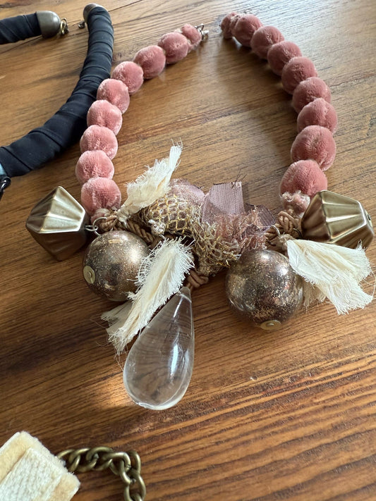 Collares Hechos a Mano con Distintas Texturas que Podemos Diseñar Juntas