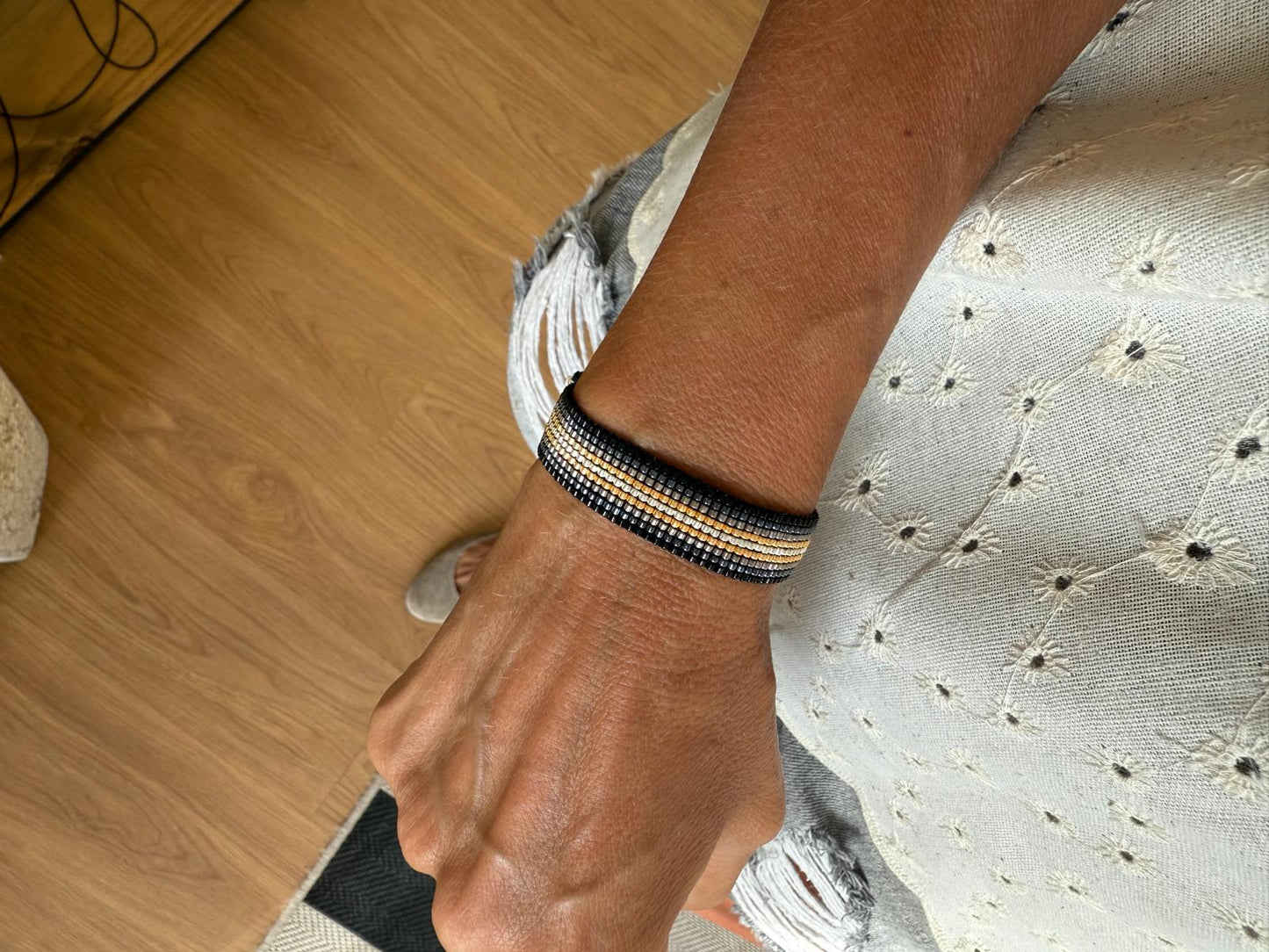 Pulsera Tejida en Negro y Dorado