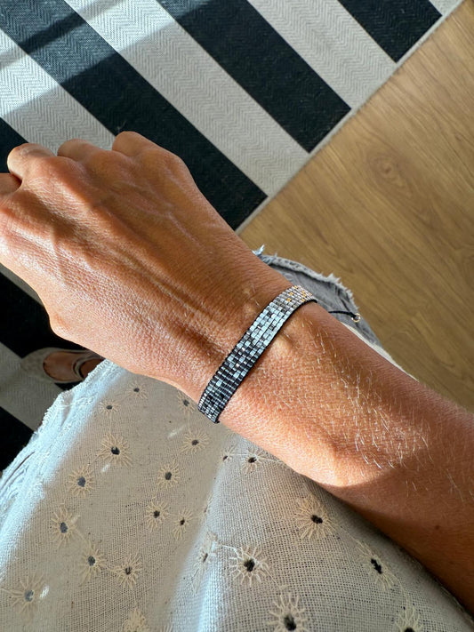 Pulsera Tejida en Gris y Plata