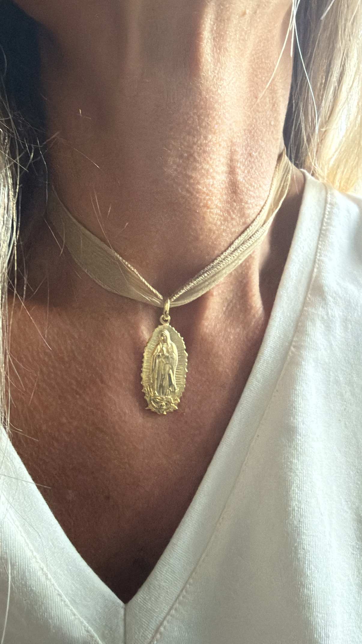 Medalla Guadalupe XL con gasa Beige