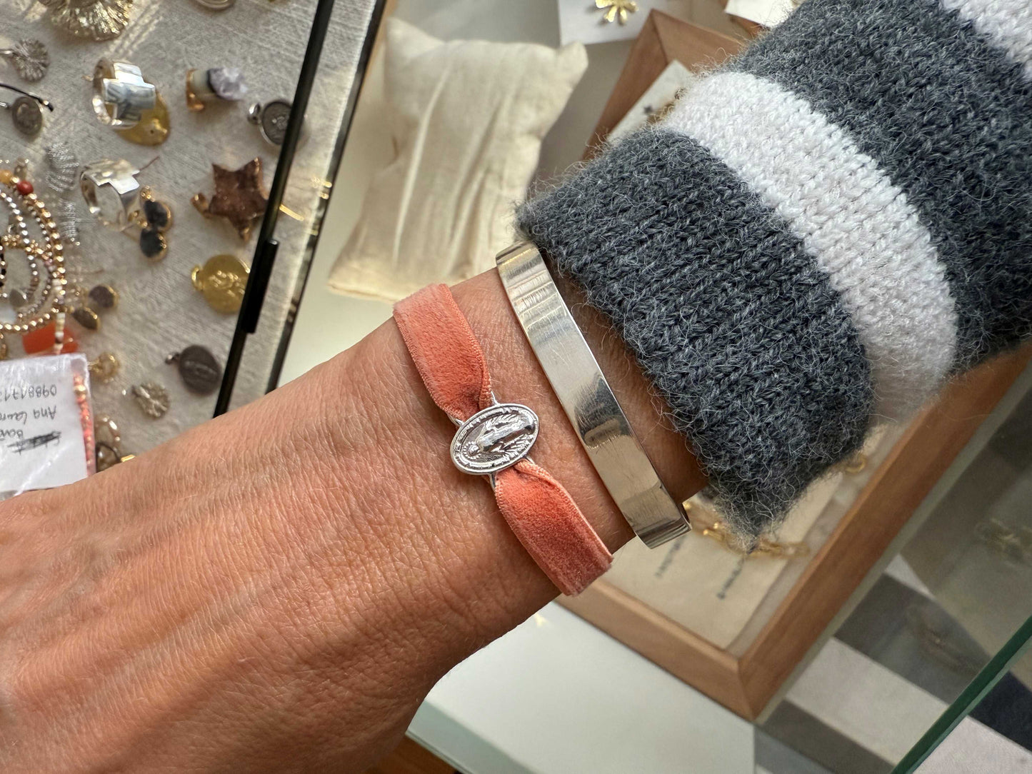 Pre orden Pulsera en terciopelo  con dije a eleccion Religioso en plata.