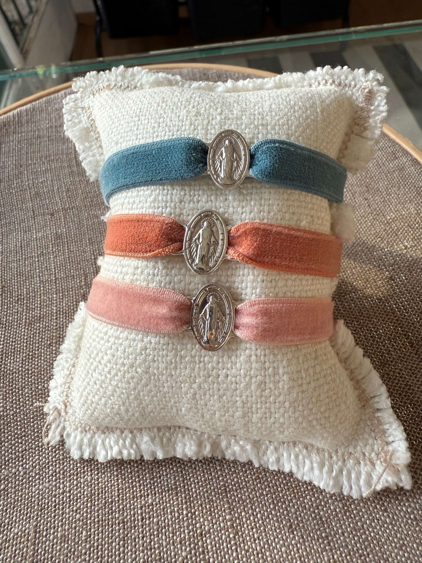 Pre orden Pulsera en terciopelo  con dije a eleccion Religioso en plata.