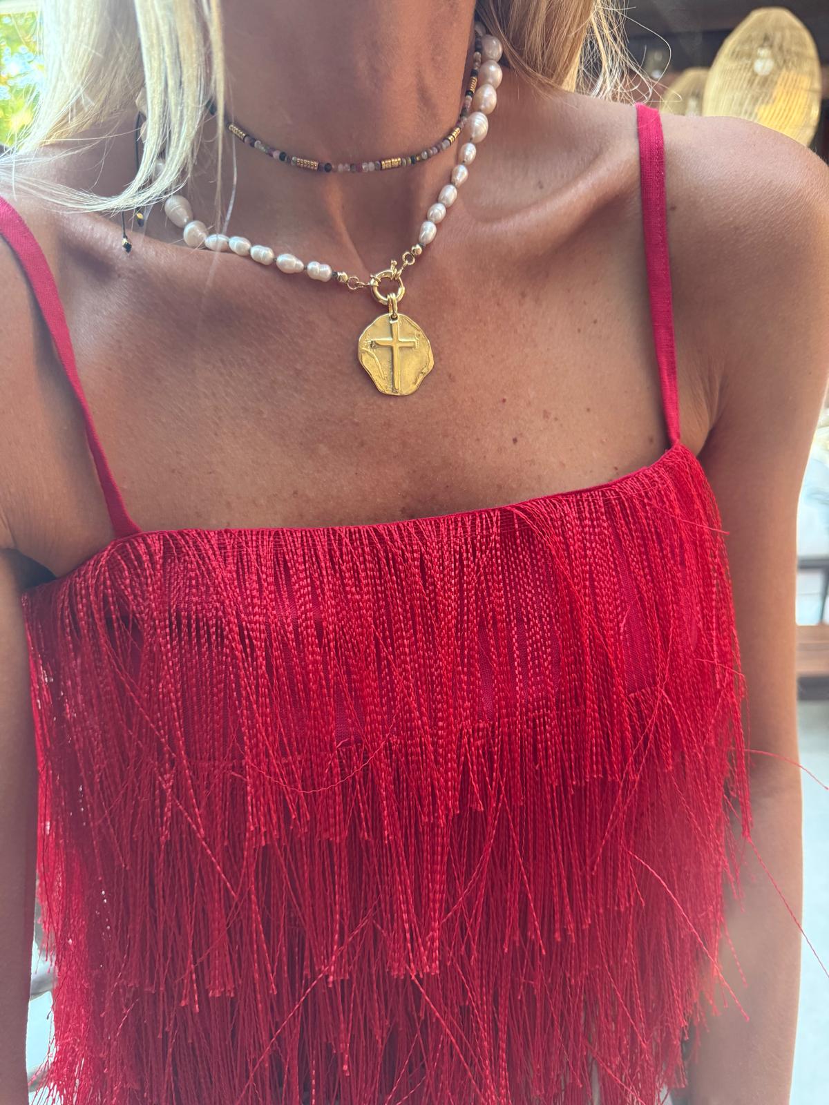 Pre Orden Collar en Perlas de Río 3200 y dije Cruz en plata .925 con baño de oro